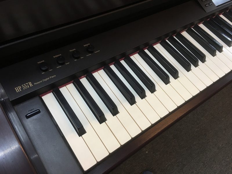 Đàn Piano Điện Roland HP 557 R