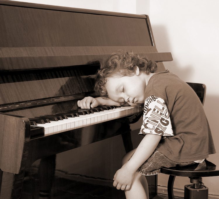 Хочу заниматься музыкой. Игра на музыкальных инструментах. Дети играют на инструментах. Уставший ребенок. Уставший музыкант.