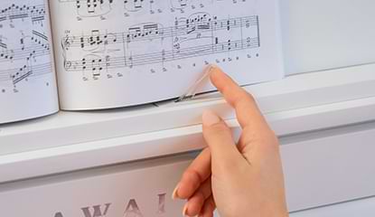 Chốt giữ bản nhạc trên Kawai CA 501