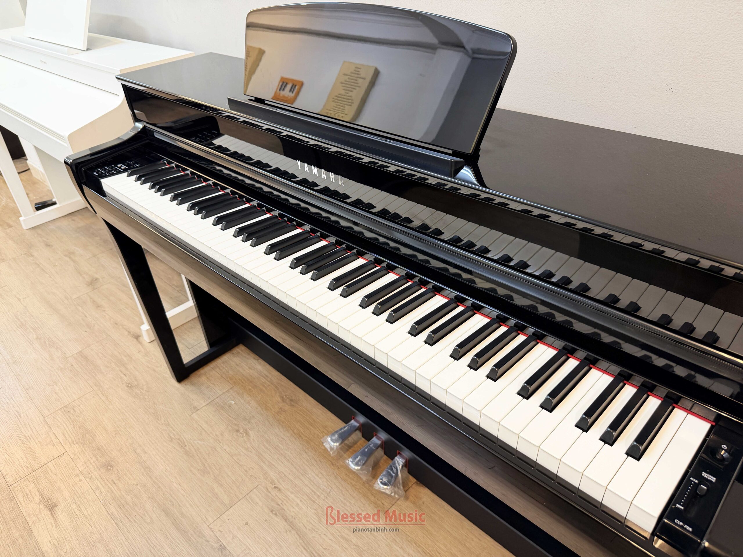 Đàn Piano điện Yamaha CLP 735 PE